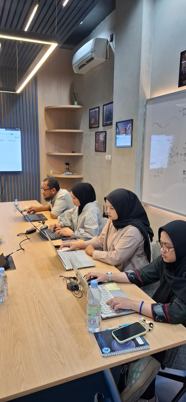 Anggota tim Casakha bekerja di laptop selama workshop implementasi Odoo