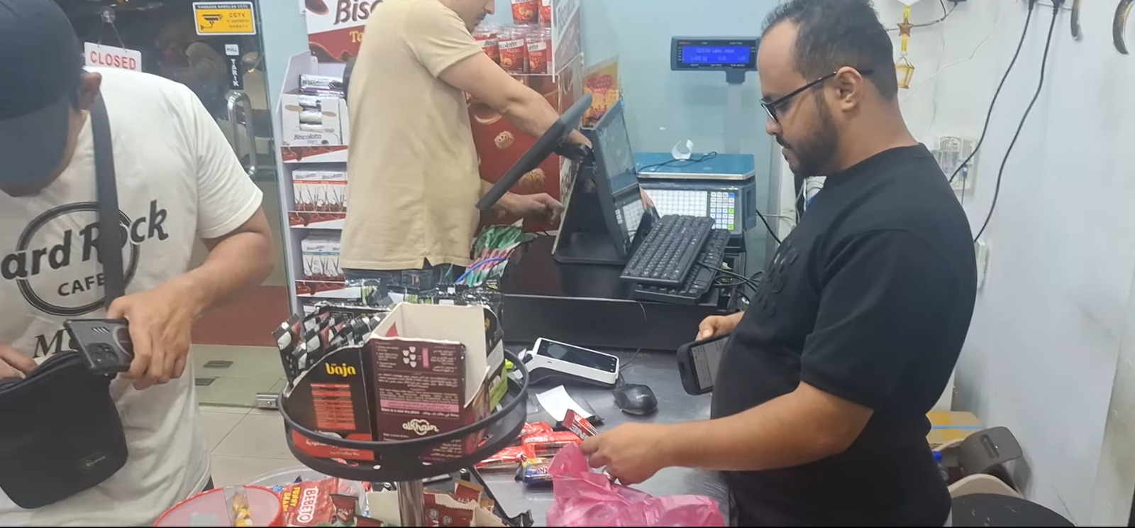 Tim menguji terminal POS dan perangkat IoT di meja kasir Nurmart