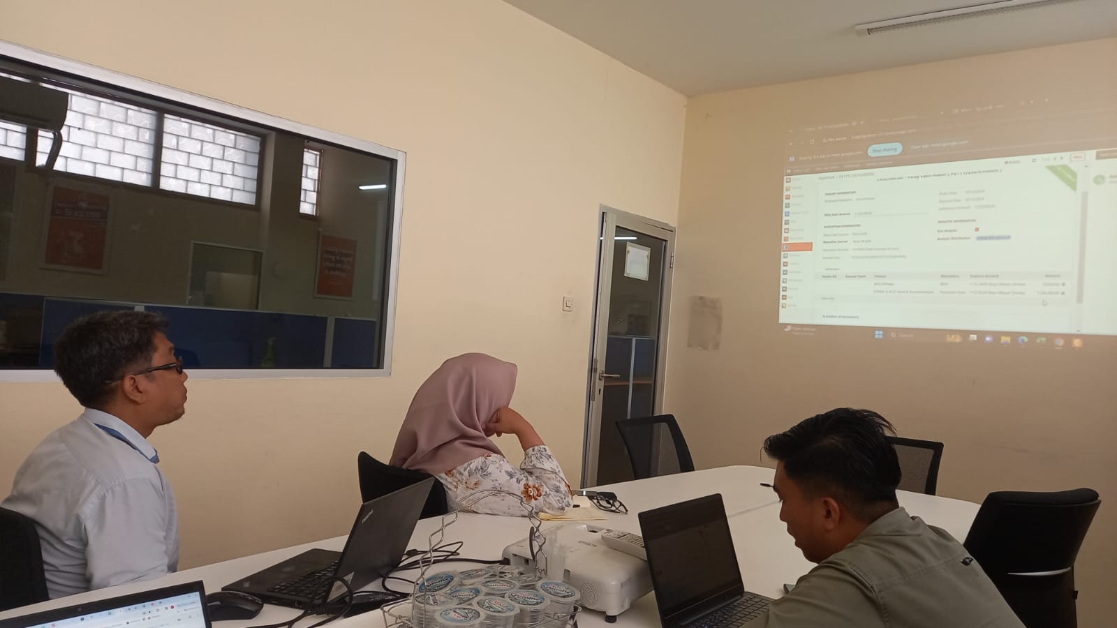 Sesi konfigurasi Odoo SAP Express dengan aplikasi diproyeksikan ke dinding ruang rapat