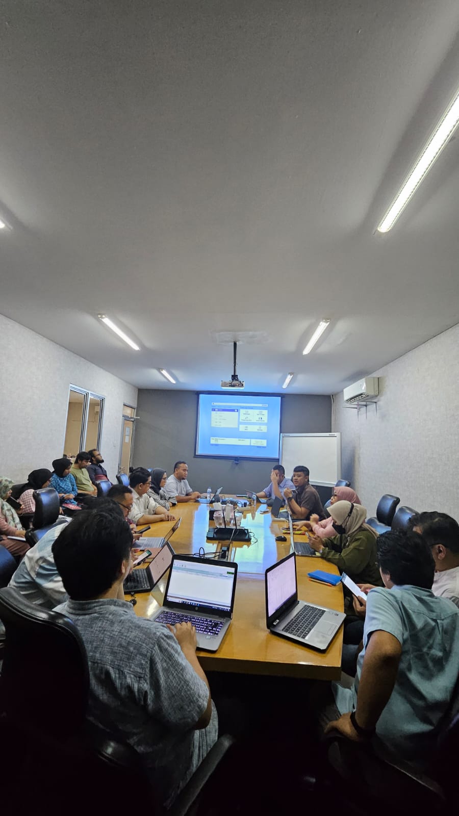 Ruang rapat SAP Express penuh peserta menyimak presentasi Odoo di layar proyektor